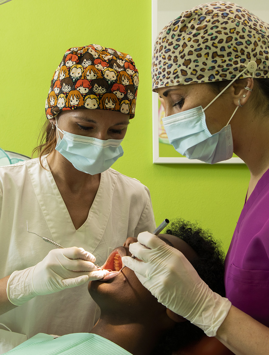 Bambino sorridente e a suo agio sulla poltrona durante la visita dal dentista pediatrico dello studio Ferman for Kids